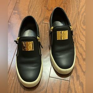 Giuseppe Zanotti sneaker with side zipper and center plate gold color.